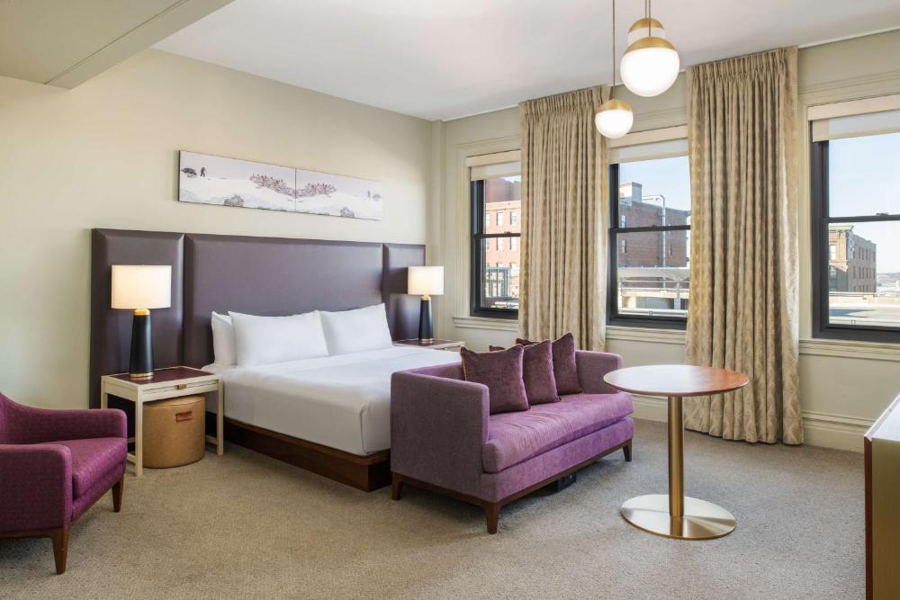 Deluxe King Room - City View interior